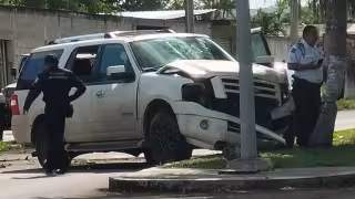 Aparatoso accidente en la  avenida Othón P. Blanco deja dos personas lesionadas