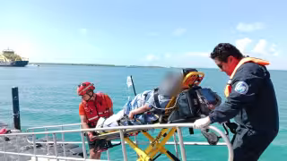 Equipo de rescate de la Quinta Región Naval traslada a mujer  de Isla Mujeres a Puerto Juárez