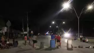 Con piedras, cubetas e incluso llantas, bloquearon la avenida exigiendo solución por parte de la CFE