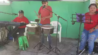 Chuchito, el único tecladista invidente de Cozumel.