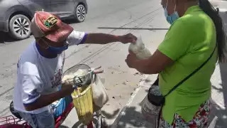 Aunque tiene una mano semiparalizada, se las ingenia para conducir su bici