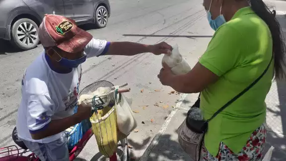 Aunque tiene una mano semiparalizada, se las ingenia para conducir su bici Aunque tiene una mano semiparalizada, se las ingenia para conducir su bici