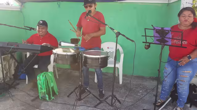 Chuchito, el único tecladista invidente de Cozumel.