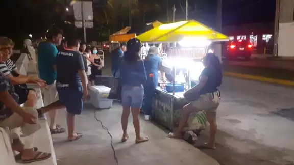 Vendedores de marquesitas en Cozumel revelaron que uno de los insumos principales, como el queso de bola, ha presentado aumento en su precio Vendedores de marquesitas en Cozumel revelaron que uno de los insumos principales, como el queso de bola, ha presentado aumento en su precio