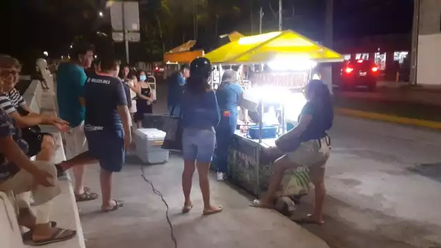 Vendedores de marquesitas en Cozumel revelaron que uno de los insumos principales, como el queso de bola, ha presentado aumento en su precio