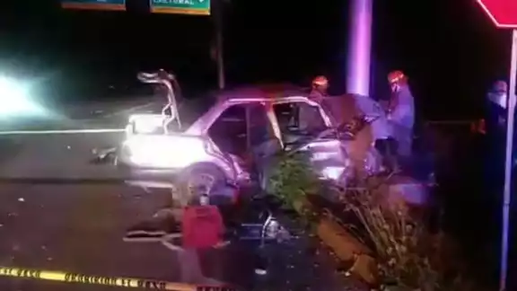 El vehículo se impactó con la base metálica de un letrero, por lo que el piloto y copiloto murieron en el lugar El vehículo se impactó con la base metálica de un letrero, por lo que el piloto y copiloto murieron en el lugar