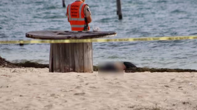 El cadáver fue sacado del agua y tendido sobre la arena en Puerto Juárez, para ser trasladado al Semefo de Cancún