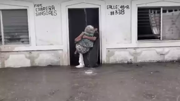 La casa de la abuelita se había inundado debido a las lluvias La casa de la abuelita se había inundado debido a las lluvias