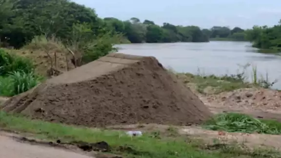 Ladrones ponen en riesgo a comunidades al robar arena de contención