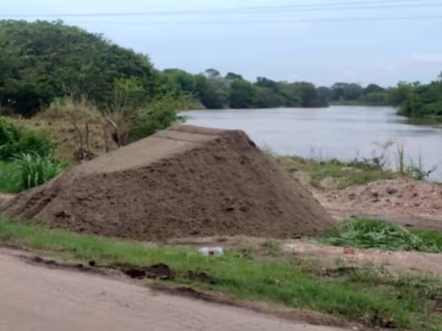 Ladrones ponen en riesgo a comunidades al robar arena de contención