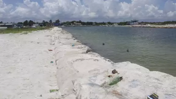 Tras El Cuyo Fest, las escolleras amanecieron repletas de basura Tras El Cuyo Fest, las escolleras amanecieron repletas de basura