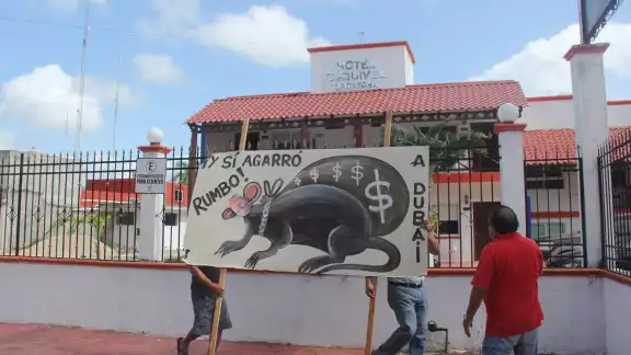 Los empleados municipales colocaron por unos minutos el cartel donde se ve el dibujo dedicado al Alcalde de Carrillo Puerto en su hotel Los empleados municipales colocaron por unos minutos el cartel donde se ve el dibujo dedicado al Alcalde de Carrillo Puerto en su hotel