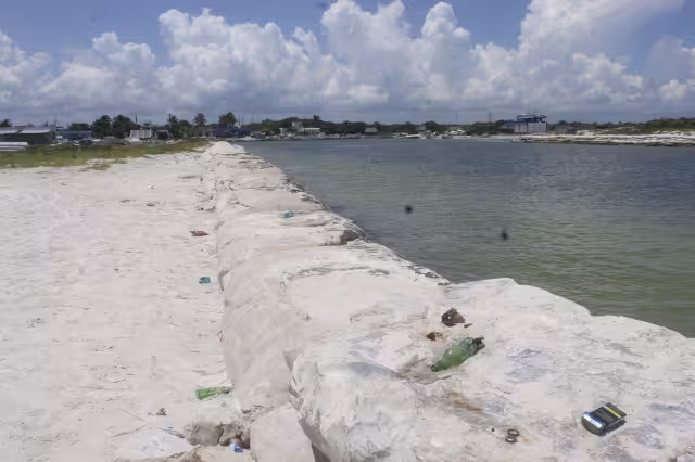 Tras El Cuyo Fest, las escolleras amanecieron repletas de basura