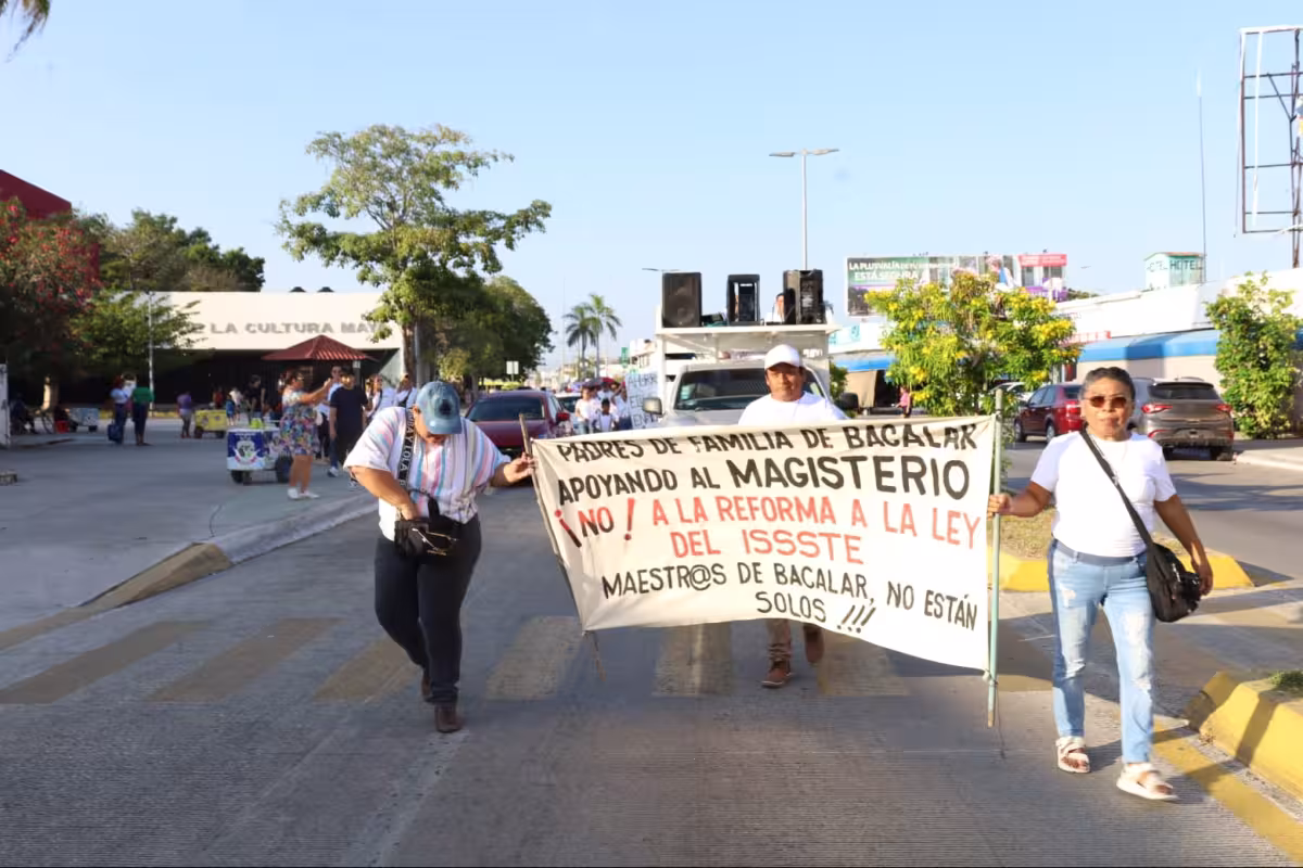 Marcha a favor de los maestros en Chetumal divide a padres de familia ...