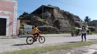 La pirámide de Acanceh atrae a grandes cantidades de visitantes locales y extranjeros.