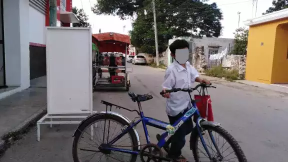 Niños de Acanceh venden dulces, frutas y elotes en las calles Niños de Acanceh venden dulces, frutas y elotes en las calles