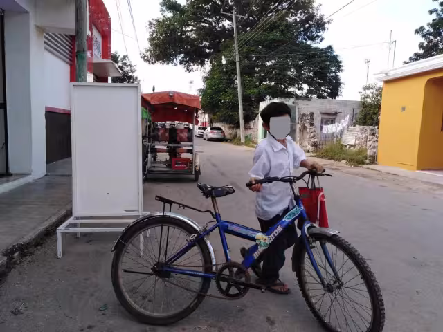 Niños de Acanceh venden dulces, frutas y elotes en las calles