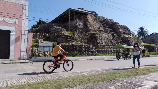 La pirámide de Acanceh atrae a grandes cantidades de visitantes locales y extranjeros.