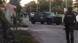 La Fuerzas Militares cerraron las calles cercanas a la vivienda que fue cateada en Buctzotz, para mantener el sitio seguro de algún ataque armado