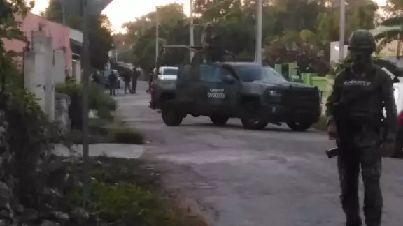 La Fuerzas Militares cerraron las calles cercanas a la vivienda que fue cateada en Buctzotz, para mantener el sitio seguro de algún ataque armado La Fuerzas Militares cerraron las calles cercanas a la vivienda que fue cateada en Buctzotz, para mantener el sitio seguro de algún ataque armado