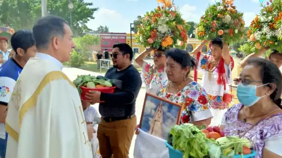 Con 17 años de tradición, el gremio de agricultores visitó a la Virgen de la Asunción en Hunucmá Con 17 años de tradición, el gremio de agricultores visitó a la Virgen de la Asunción en Hunucmá