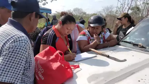 Vecinos recaban fi rmas con nombres para solicitar la intervención de las autoridades correspondientes