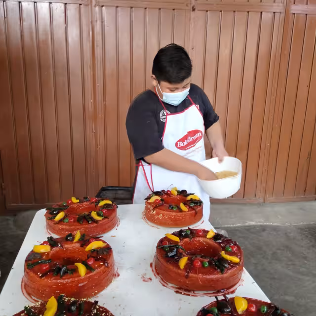 Los panaderos de esta localidad señalaron que, para el decorado del tradicional pan, también se utilizan higos, cerezas, duraznos o jícama cocida