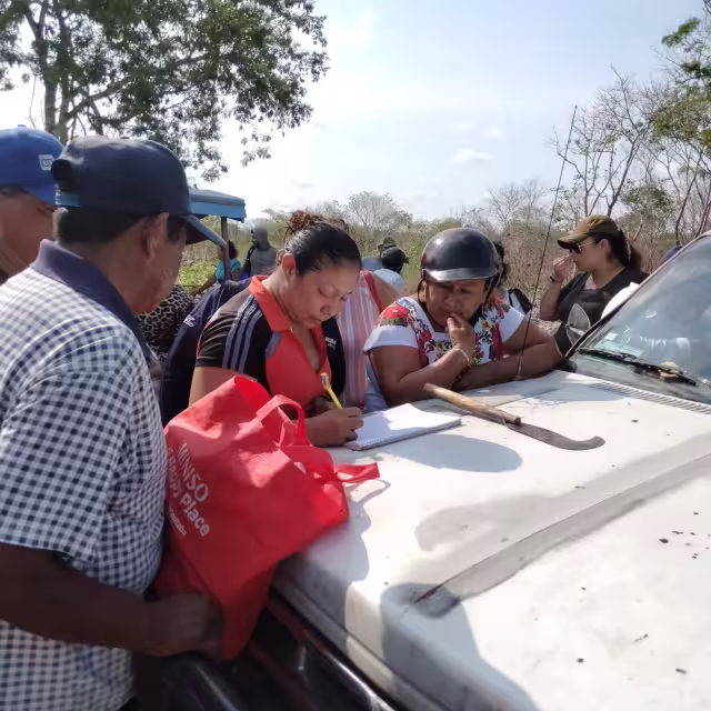 Vecinos recaban fi rmas con nombres para solicitar la intervención de las autoridades correspondientes