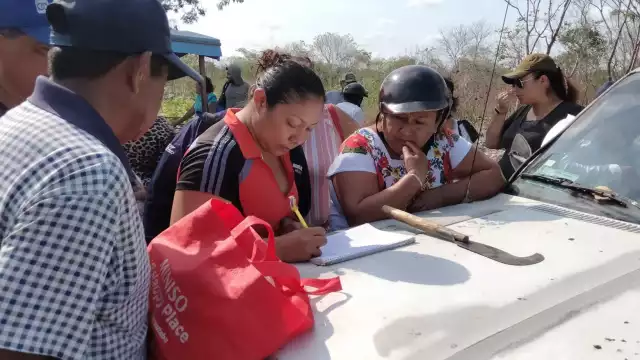 Vecinos recaban fi rmas con nombres para solicitar la intervención de las autoridades correspondientes