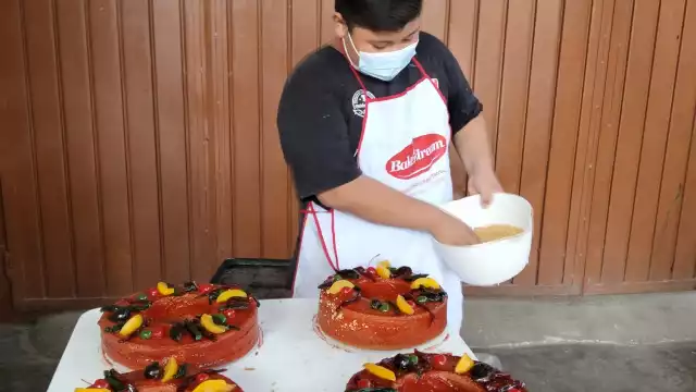 Los panaderos de esta localidad señalaron que, para el decorado del tradicional pan, también se utilizan higos, cerezas, duraznos o jícama cocida