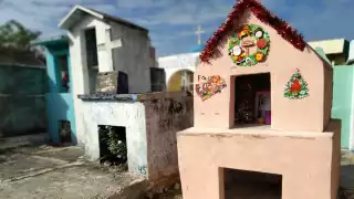 “Era una jovencita que disfrutaba mucho la Navidad”: Decoran tumbas en el cementerio de Acanceh con temática festiva