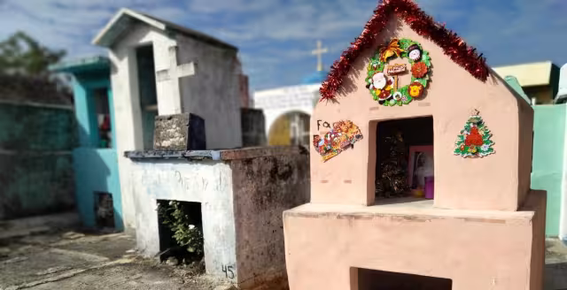 Familias acostumbran a decorar bóvedas con motivos de noviembre y las celebraciones navideñas