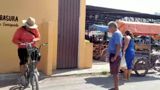 Pobladores se sorprenden al escuchar el sonido de la fi larmónica que anuncia la llegada del originario de Villahermosa