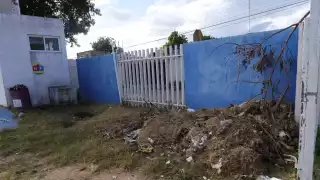 La cancha se encuentra repleta de basura y daños materiales