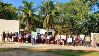 Padres protestan en una secundaria de Tinum para exigir nuevos maestros y la construcción de un domo