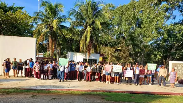 Padres de familia toman la Escuela Secundaria Técnica No. 29 y exigen presencia de la Segey