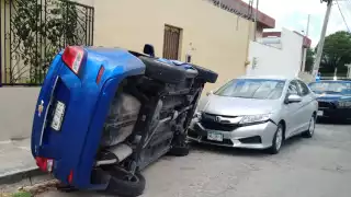 Auto terminó volcado tras choque en Mérida