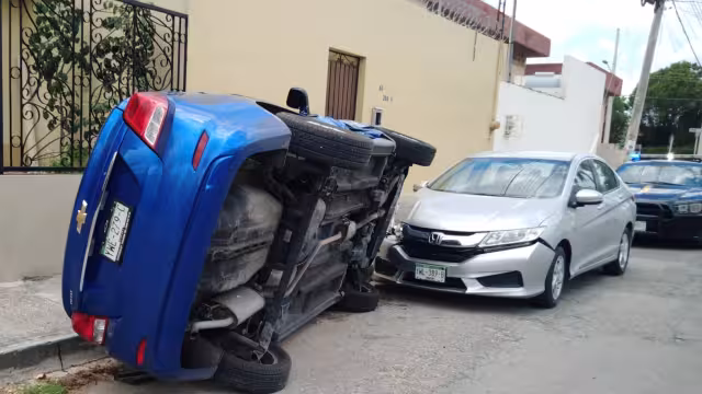 Auto terminó volcado tras choque en Mérida