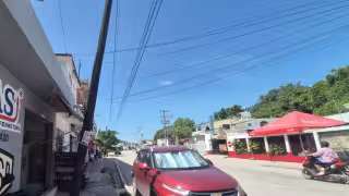 Vecinos alertan por poste de Telmex a punto de caer en Champotón