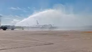 El vuelo fue recibido por el tradicional arco de agua