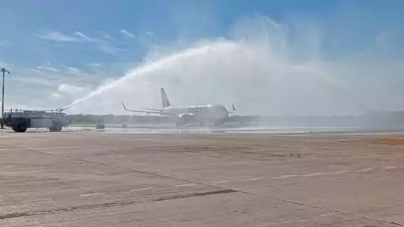 El vuelo fue recibido por el tradicional arco de agua