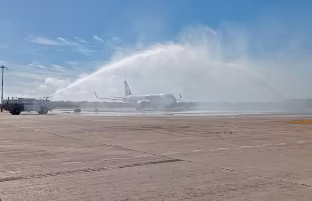 El vuelo fue recibido por el tradicional arco de agua