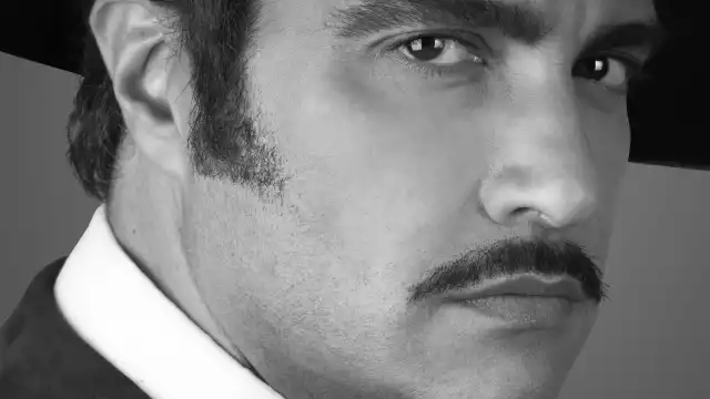 En el video se muestra al actor mexicano interpretando el tema “Ojalá que te vaya bonito”