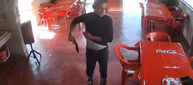 El asaltante murió de una herida de bala que le causó un derrame interno