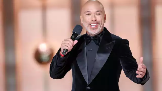 Jo Koy es criticado por su conducción en los Golden Globes 2024