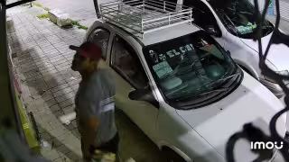Captan en video a ladrón robando batería de camioneta en Escárcega