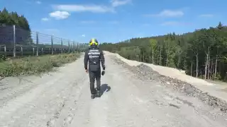 Hamilton fue captado caminando tras el accidente que lo dejó fuera