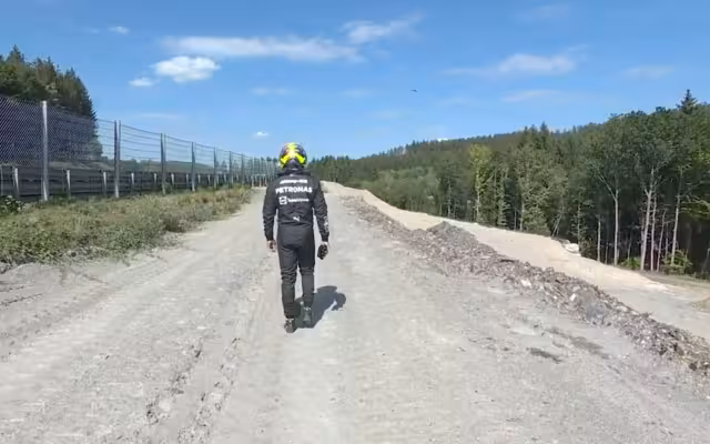 Hamilton fue captado caminando tras el accidente que lo dejó fuera