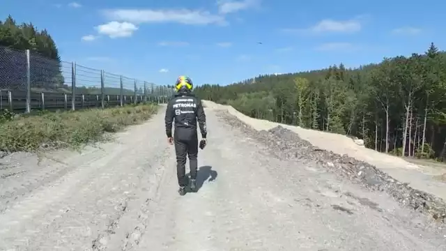 Hamilton fue captado caminando tras el accidente que lo dejó fuera