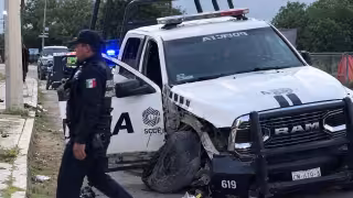 Policía habría vencido por el cansancio y estrella patrulla contra poste en Campeche